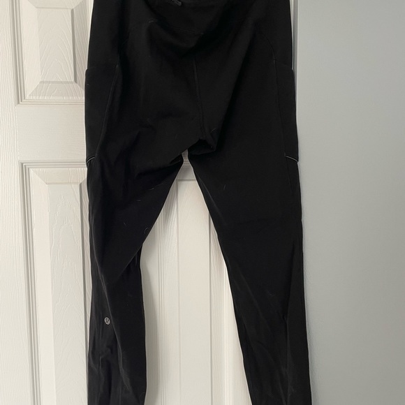 size 10 lululemon black reflective leggings with pockets - Picture 3 of 3